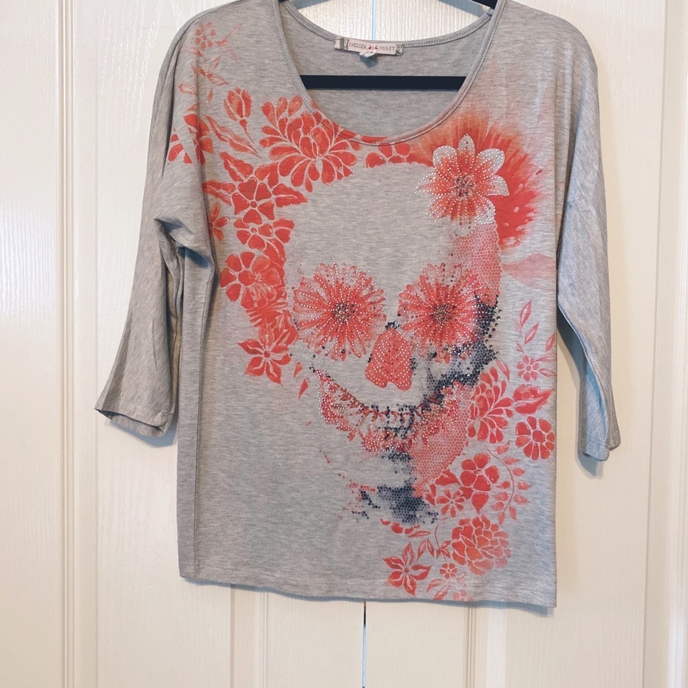 Chelsea Violet Embellished Skull Woman’s Top Size Small in gray and Red Color